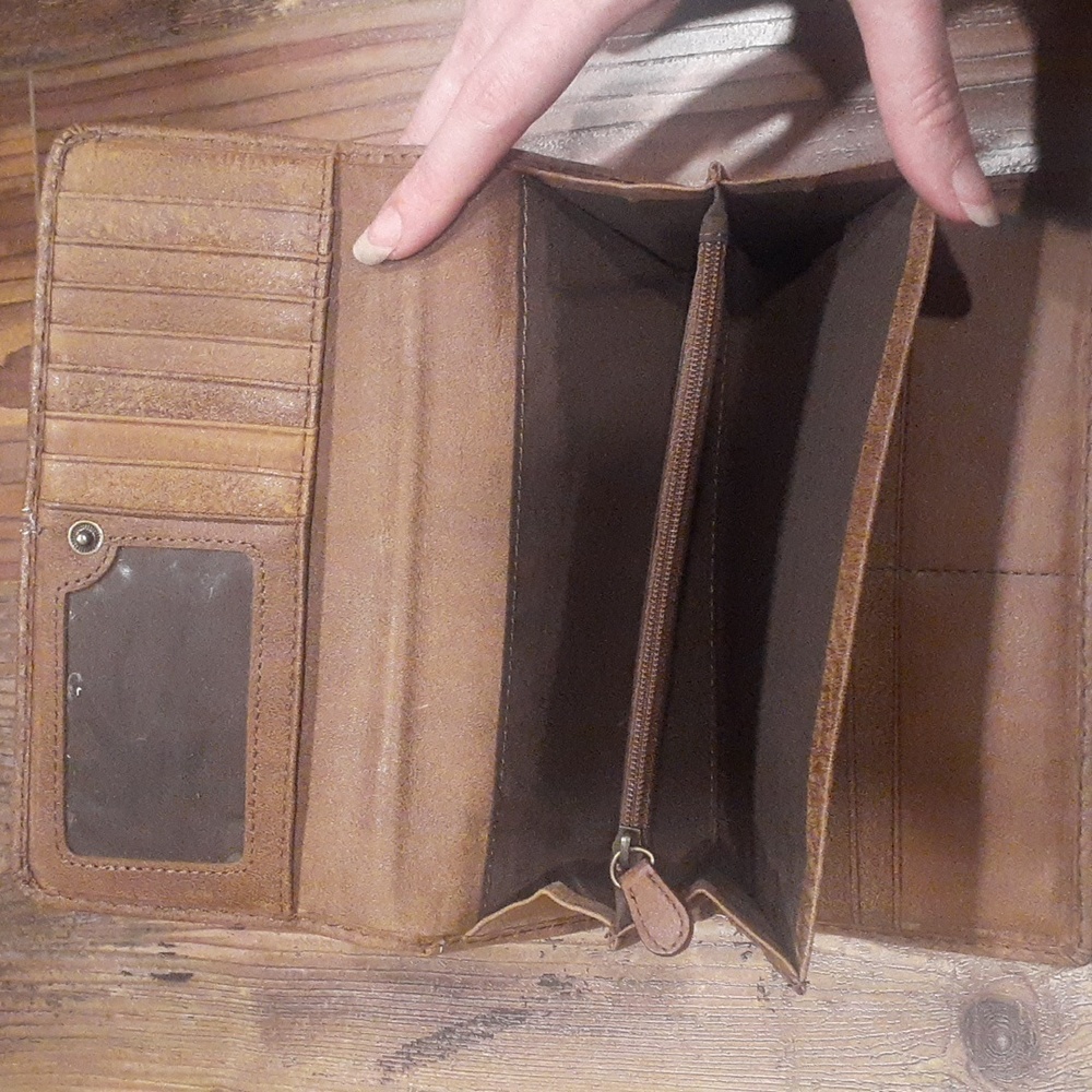 Large Trifold Roots Leather Wallet - Picture 4 of 4
